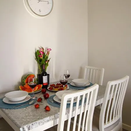 באזור Long Gardens, בגודל 46 מר, עם 3 חדרי שינה ו- 1 חדרי רחצה פרטיים גדנסק